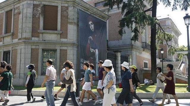 Los turistas pasean por uno de las pinacotecas más visitados de la región, el Museo del Prado