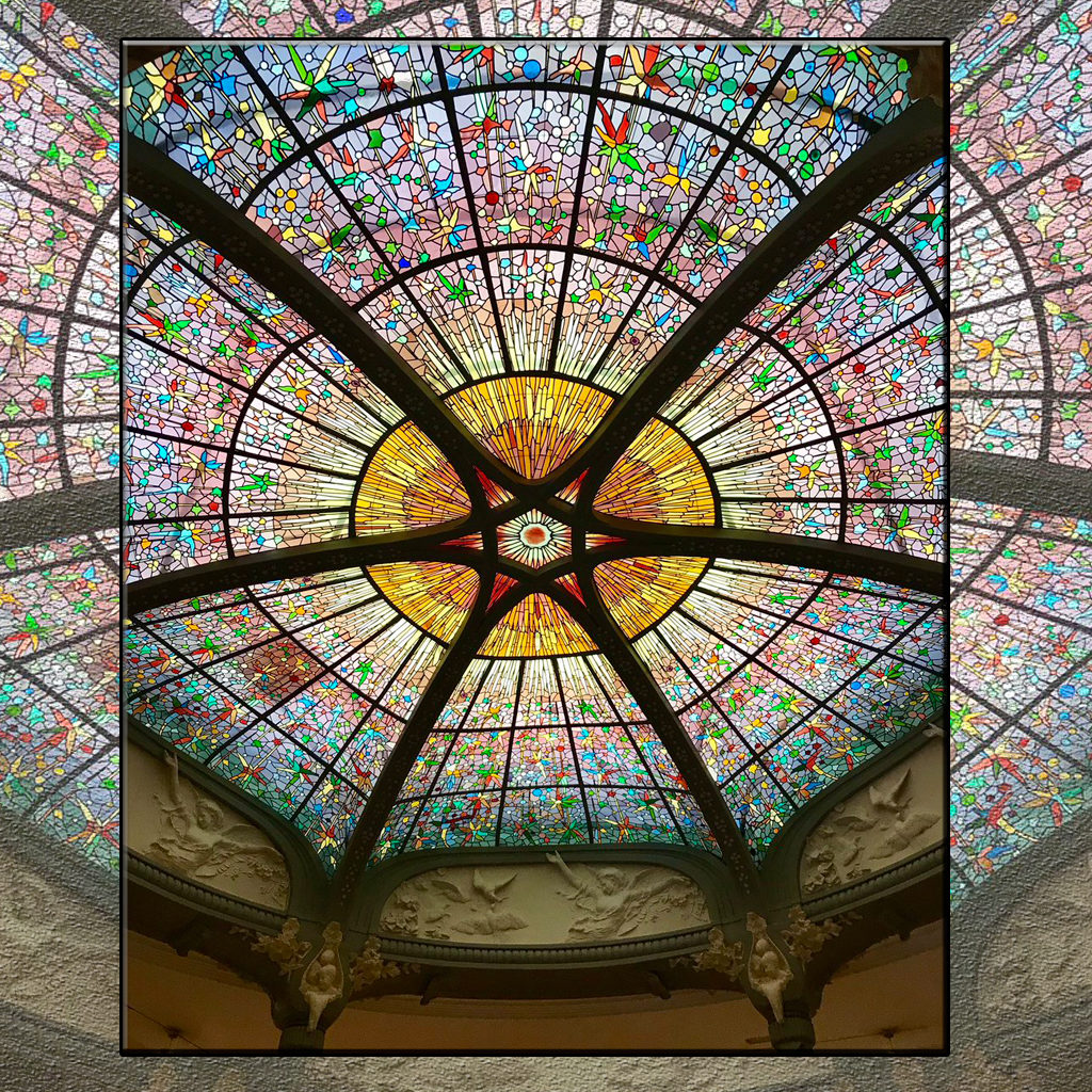 Foto detalle interior vidriera en el techo Palacio Longoria